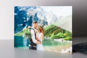 Bei PixelfotoExpress können Sie eine großartige Auswahl an Fotoprodukten individuell mit Ihrem Motiven gestalten und direkt online bestellen. Mit Ihrem Foto hinter Acrylglas erhalten Sie eine schöne Tiefenwirkung und einen hohen Kontrast in Ihren Bildern. Die Rückseite wird mit einer schwarzen Forexplatte verstärkt inklusive Aufhängung.